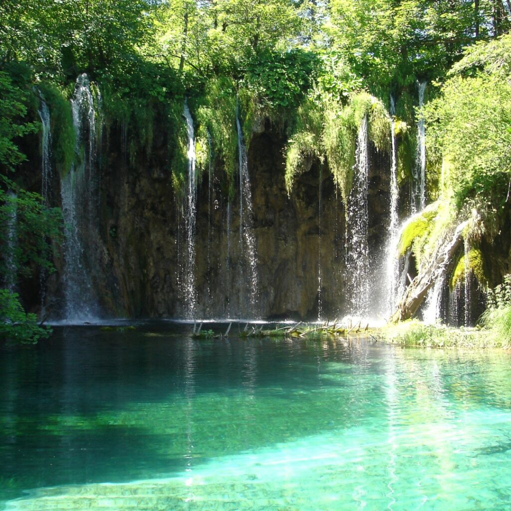 mer adriatique Voyage sur mesure en croatie au deépart de clermont ferrand. découverte de split et ses alentours, dubrovnik, zagreg zadar rovinj pula lac plivitce lac krka canie kayak rafting decouverte culturel trek randonnées evjf seminaire cap system epione naturopathie ga plomberie himmersive connect agence de voyage en auvergne basée a clermont ferrand pres de issoire de riom aubière aubiere chamaliere royat durtol chatelguyon aigueperse gannat vichy roanne sail les bains
